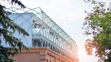 Çevre mimarisi. Yeşil ağaç ve apartman. Doğanın ve modernliğin ahengi.