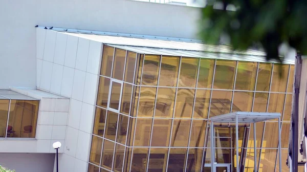 Die Verglaste Fassade Eines Bürogebäudes Mit Reflektiertem Himmel Moderne Architektur — Stockfoto