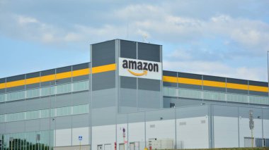 Szczecin Kolbaskowo, Polonya. 22 Temmuz 2021. Lojistik merkezinde Amazon logosu. Şirket tabelası Amazon.