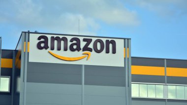 Szczecin Kolbaskowo, Polonya. 22 Temmuz 2021. Lojistik merkezinde Amazon logosu. Şirket tabelası Amazon.