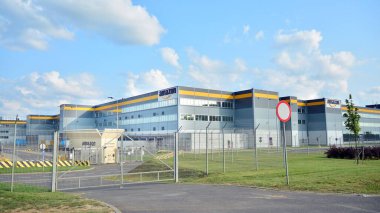 Szczecin Kolbaskowo, Polonya. 22 Temmuz 2021. Lojistik merkezinde Amazon logosu. Şirket tabelası Amazon.