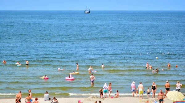 Międzyzdroje Polska Lipca 2021 Widok Plażę Turyści Leżaki Wiatraki Letni — Zdjęcie stockowe