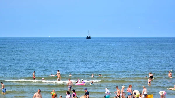Miedzyzdroje Polonia Julio 2021 Gente Baña Mar Playa Divierten Durante — Foto de Stock