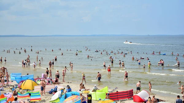 Miedzyzdroje Polonia Julio 2021 Vista Playa Turistas Tumbonas Cortavientos Día — Foto de Stock