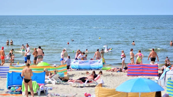 Miedzyzdroje Polonia Julio 2021 Vista Playa Turistas Tumbonas Cortavientos Día — Foto de Stock