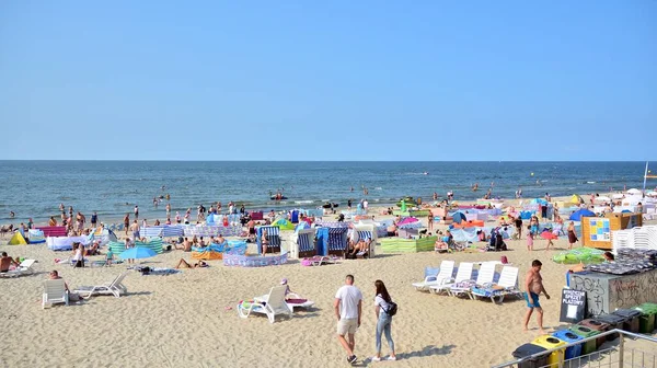 Miedzyzdroje, Polonya. 22 Temmuz 2021. Plaj manzarası. Sıcak yaz günlerinde turistler, güneşli yataklar ve rüzgarlıklar. Turistler yazın plajda güneşlenir, dinlenir ve denizde yüzerler..