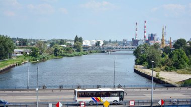 Szczecin, Polonya... 24 Temmuz 2021. Castle Route 'un manzarası. Odra nehri ve liman sanayi binaları.