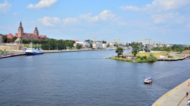 Szczecin, Polonya... 24 Temmuz 2021. Chrobry Kuyuları ve Kale Yolu 'nun Oder Nehri manzarası. 