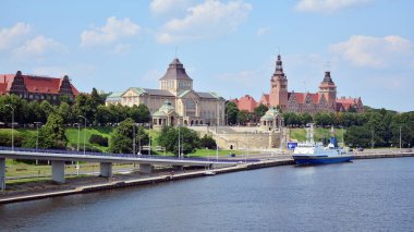 Szczecin, Polonya... 24 Temmuz 2021. Chrobry Kuyuları ve Kale Yolu 'nun Oder Nehri manzarası. 