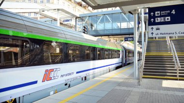 Szczecin, Polonya... 24 Temmuz 2021. Şehirlerarası tren Szczecin 'deki 3 peronlu tren istasyonunda duruyor. 