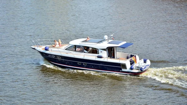 2021年7月24日 什切青在奥德拉河上悬挂德国国旗的汽艇 — 图库照片