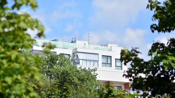 Nowoczesna Biała Fasada Budynku Mieszkalnego Dużymi Oknami Widok Nowoczesnego Betonowego — Zdjęcie stockowe