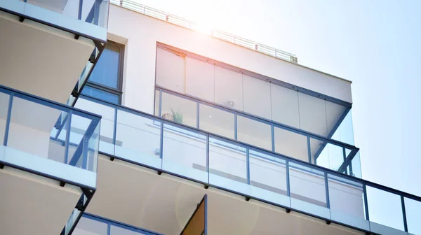 Cam balkonlu yeni apartman. Deniz kenarındaki modern mimari evler. Binanın ön cephesinde büyük camlar var..