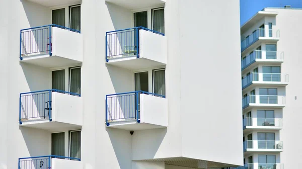 Modern White Facade Residential Building Large Windows View Modern Designed — Stock Photo, Image