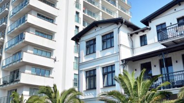 Deniz kıyısındaki bir tatil köyünde güzel büyük bir ev..