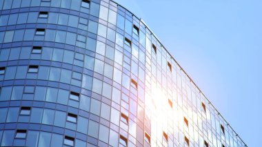 Cam ve çelik. Günümüz ofis binasının aynalı yüzü. Güneş ışınları yansıtıyor.