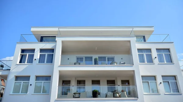 大きな窓のある住宅ビルの近代的な白いファサード 現代的なデザインのコンクリートのアパートの建物の眺め — ストック写真