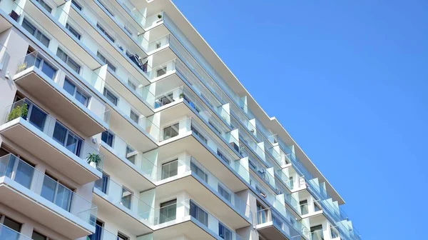 Novo Edifício Apartamentos Com Varandas Vidro Arquitetura Moderna Casas Beira — Fotografia de Stock