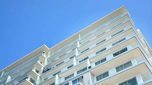 Nuevo Edificio Apartamentos Con Balcones Cristal Casas Arquitectura Moderna Junto —  Fotos de Stock