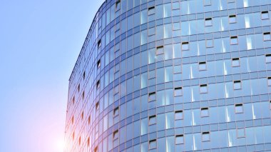 Camla kaplı modern bir ofis binasının gelecekteki dış görünüşü. Modern binanın cam kaplama panelleri ve pencereleri. Geometri ve perspektifli bir ofis binası.