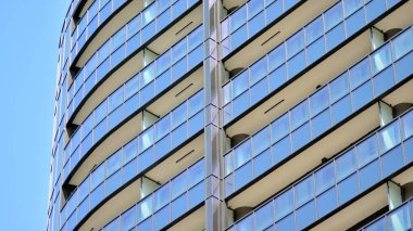 Camdan ve çelikten yapılmış modern bir apartmanın ayrıntıları. Dış kent mimarisinin ayrıntılı resimleri..