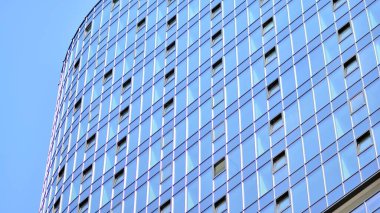 Camla kaplı modern bir ofis binasının gelecekteki dış görünüşü. Modern binanın cam kaplama panelleri ve pencereleri. Geometri ve perspektifli bir ofis binası.