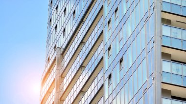 Camla kaplı modern bir ofis binasının gelecekteki dış görünüşü. Modern binanın cam kaplama panelleri ve pencereleri. Geometri ve perspektifli bir ofis binası.