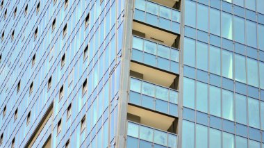 Camla kaplı modern bir ofis binasının gelecekteki dış görünüşü. Modern binanın cam kaplama panelleri ve pencereleri. Geometri ve perspektifli bir ofis binası.