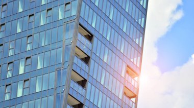 Camla kaplı modern bir ofis binasının gelecekteki dış görünüşü. Modern binanın cam kaplama panelleri ve pencereleri. Geometri ve perspektifli bir ofis binası.