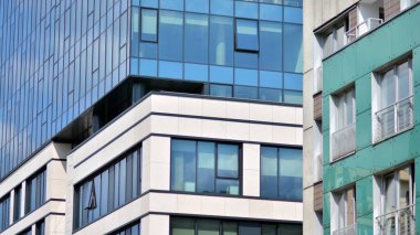 Camla kaplı modern bir ofis binasının gelecekteki dış görünüşü. Modern binanın cam kaplama panelleri ve pencereleri. Geometri ve perspektifli bir ofis binası.