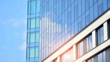 Camla kaplı modern bir ofis binasının gelecekteki dış görünüşü. Modern binanın cam kaplama panelleri ve pencereleri. Geometri ve perspektifli bir ofis binası.