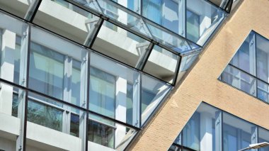 Modern mimari detaylar. Geometrik desenli modern cam cephe