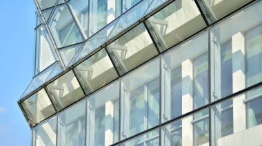 Modern mimari detaylar. Geometrik desenli modern cam cephe