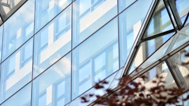 Modern mimari detaylar. Geometrik desenli modern cam cephe
