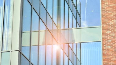 Modern mimari detaylar. Geometrik desenli modern cam cephe