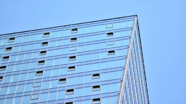 유리를 현대식 사무실 건물의 미래적 유리로 현대식 건물의 기하학 원근법을 — 스톡 사진