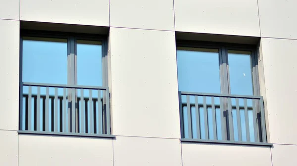 Részletes Kilátás Modern Házak Sorban Eredeti Lakóházak Egy Lakóövezetben Elsősorban — Stock Fotó