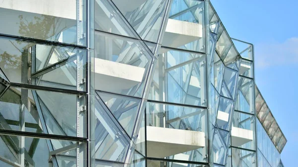现代建筑的细节 具有几何图案的现代玻璃立面 — 图库照片