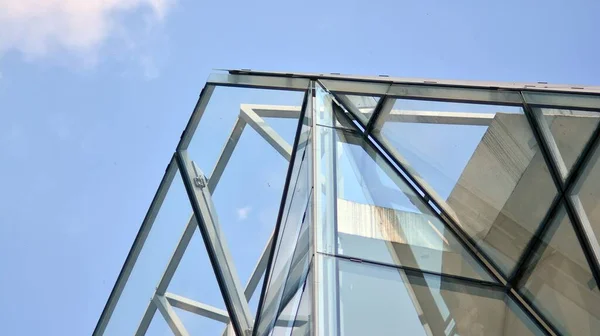 Detalles Arquitectónicos Modernos Fachada Vidrio Moderna Con Patrón Geométrico —  Fotos de Stock