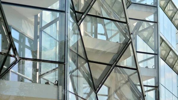 現代建築の詳細 幾何学模様のモダンなガラスファサード — ストック写真
