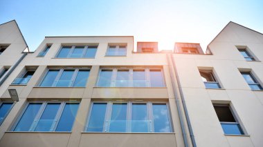 Çağdaş kasaba evlerinin detaylı manzarası. Bir yerleşim bölgesindeki orijinal evler. Çoğunlukla cam, çelik ve betondan yapılmış binalar..