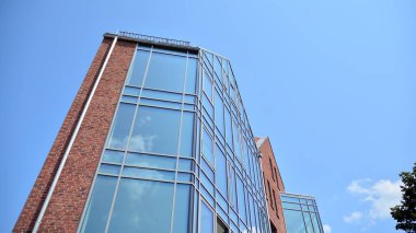 Çağdaş kasaba evlerinin detaylı manzarası. Bir yerleşim bölgesindeki orijinal evler. Çoğunlukla cam, çelik ve betondan yapılmış binalar..