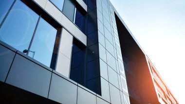 Camla kaplı modern bir ofis binasının gelecekteki dış görünüşü. Modern binanın cam kaplama panelleri ve pencereleri. Geometri ve perspektifli bir ofis binası.