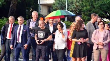 Varşova, Polonya. 10 Ağustos 2021. Polonya 'da özgür medyayı destekleme eylemi. Polonya Sosyal Demokrat Partisi 'nin liderleri.