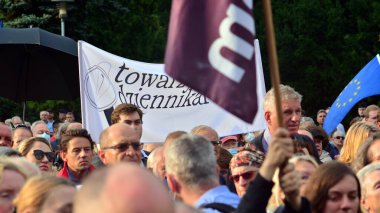 Varşova, Polonya. 10 Ağustos 2021. Polonya hükümeti ve iktidar partisi Hukuk ve Adalet 'e karşı Polonya' da özgür medyayı desteklemek için insanlar pankartlarla protesto ediyor.