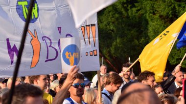 Varşova, Polonya. 10 Ağustos 2021. Polonya hükümeti ve iktidar partisi Hukuk ve Adalet 'e karşı Polonya' da özgür medyayı desteklemek için insanlar pankartlarla protesto ediyor.