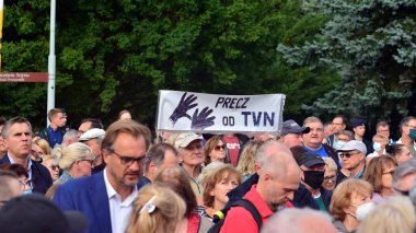 Varşova, Polonya. 10 Ağustos 2021. Polonya hükümeti ve iktidar partisi Hukuk ve Adalet 'e karşı Polonya' da özgür medyayı desteklemek için insanlar pankartlarla protesto ediyor.