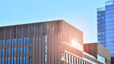 Mavi gökyüzünün altında cam duvarlı ofis manzarası. İş geçmişinin mimari ayrıntıları.