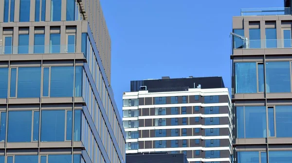 Vista Edifício Escritórios Com Parede Vidro Sob Céu Azul Detalhes — Fotografia de Stock