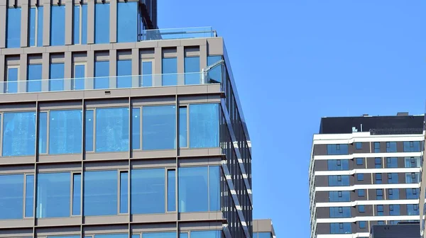 Vista Del Edificio Oficinas Con Pared Cristal Bajo Cielo Azul —  Fotos de Stock